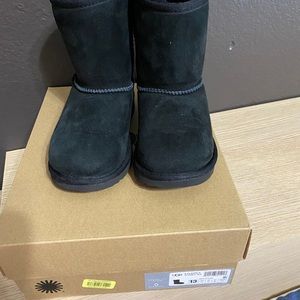 BLACK UGG GIRLS